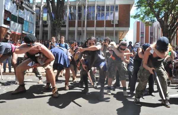 Estudantes de artes cênicas fizeram série de intervenções para ironizar a Polícia Militar, cuja presença no campus motivou a ocupação da reitoria ( Dominique Torquato/AAN)