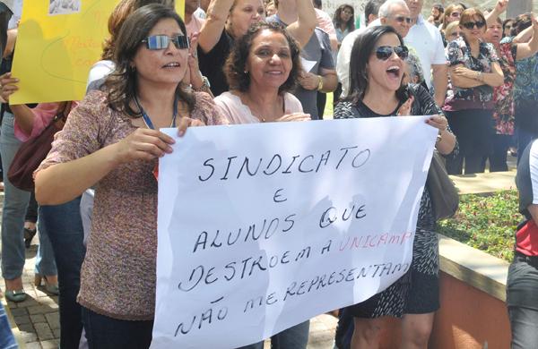 Cartaz contrário a invasão da reitoria da Unicamp: movimento dividido ( Dominique Torquato/AAN)