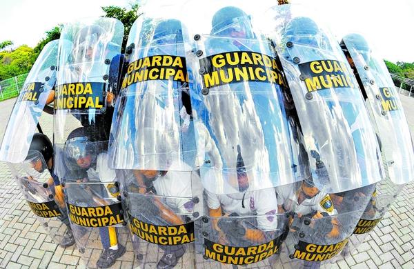 Guardas formam equipe oficial de escudeiros e se defendem com seus equipamentos de proteção (Antonio Trivelin/AAN)