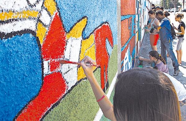 Arte em muro de escola, no Jd. São João, uma das ações já adotadas  (Cesar Rodrigues/20abr2013/AAN)