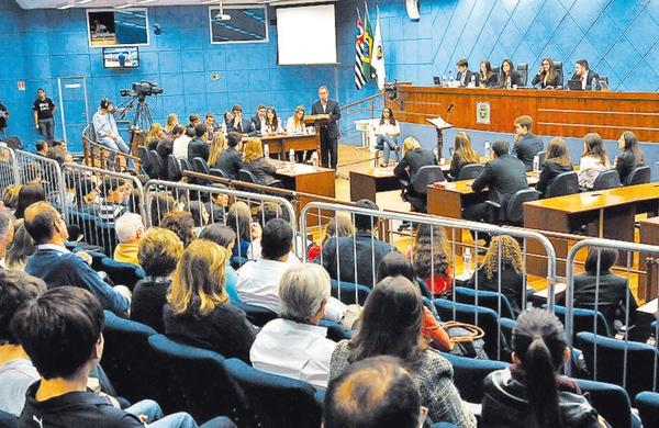 Alunos do 2º ano do Ensino Médio do Colégio Notre Dame durante a simulação de um julgamento de caso de bullying na Câmara dos Vereadores de Campinas (Leandro Ferreira/AAN)