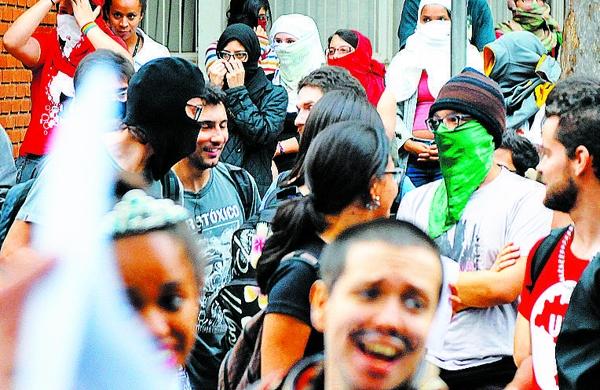 Universitários, parte deles mascarados, se manifestam em frente à reitoria ocupada (Elcio Alves/AAN)
