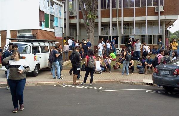 Estudantes da Unicamp, que ocupam a reitoria da instituição desde a última quinta-feira (3), reunidos em assembleia (Shana Maria Pereira/ Correio Popular)