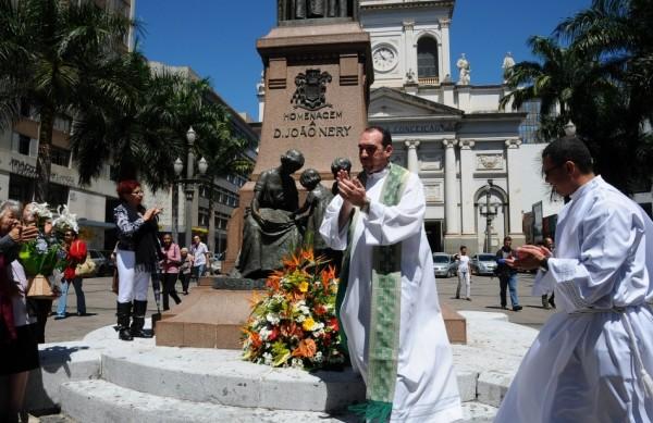 Celebração convidou os fiéis para a entrega da coroa de flores no monumento em frente à igreja, na Praça José Bonifácio  (Érica Dezonne/ ANN)