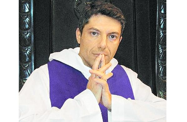 Padre Eduardo Tibério ainda está pagando o smartphone: faltam nove prestações  ( Reprodução)