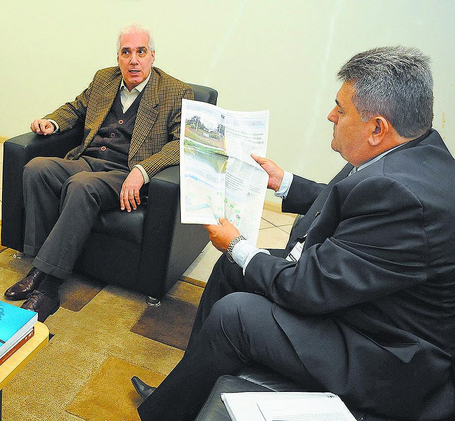 Prefeito José Roberto Zem mostra reportagem do Correio sobre Morungaba ao secretário Edmur Mesquita  (Érica Dezonne/AAN)