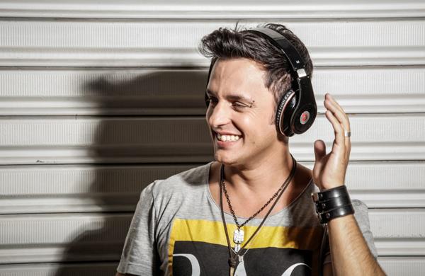 Com repertório com clássicos da música sertaneja, composições próprias e hits de sucesso, Juninho Campos promete levantar o público ( Divulgação)