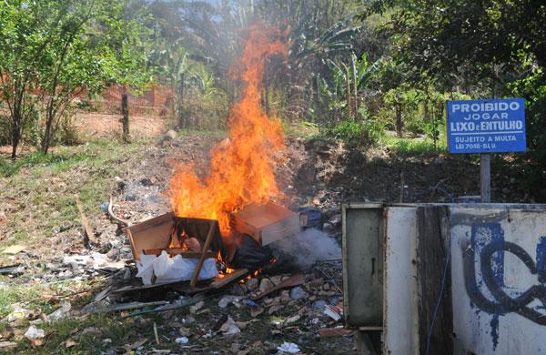 Placa de proíbino não impede a sujeira e fogo no Lixo (Dominique Torquato/AAN)