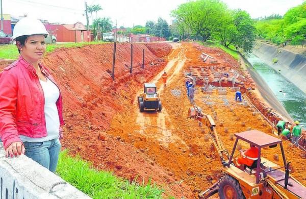 Hélida, de 35 anos, começou a trabalhar no 2º ano da faculdade e nunca mais parou (César Rodrigues/AAN)