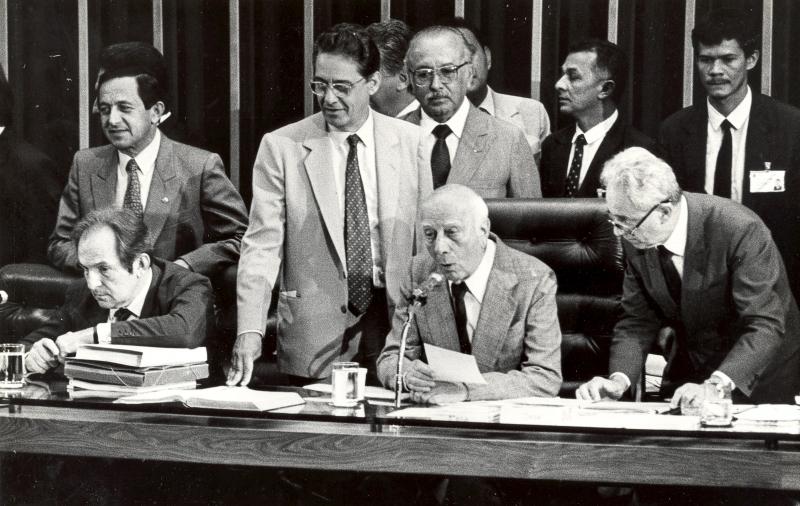 O presidente da Assembleia Nacional Constituinte, deputado Ulysses Guimarães, no discurso de promulgação da nova Constituição brasileira 5 de outubro em 1988 (Agência Brasil)
