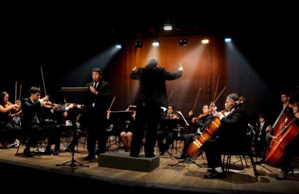 Orquestra Lyra Mojimiriana se apresenta sob a regência de Carlos Lima, acompanhada da cantora e compositora Bia Góes ( Divulgação)