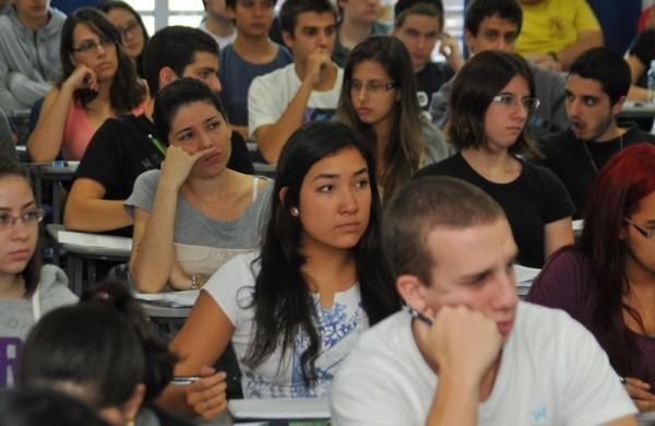 Estudantes revisam matéria antes da maratona de provas (Alessandro Rosman/AAN )