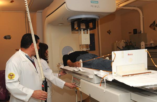 Funcionário do setor de radiologia do Hospital Municipal Dr. Mário Gatti durante procedimento (Carlos Sousa Ramos/AAN)