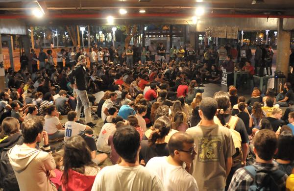 Estudantes da Unicamp durante assembléia para discutirem a presença da PM dentro do campus ( Leandro Ferreira/AAN)