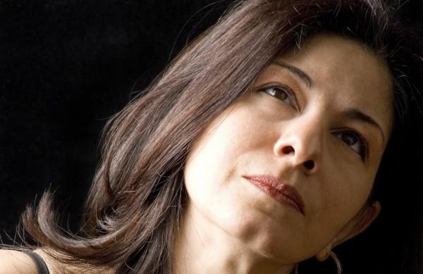 A cantora Helena Porto se apresenta no Aeroporto de Viracopos acompanhada por banda ( Divulgação)
