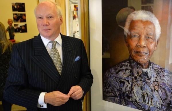 Richard Stone, retratista da rainha Elizabeth II, posa ao lado da tela que pintou em homenagem a Nelson Mandela (France Press)