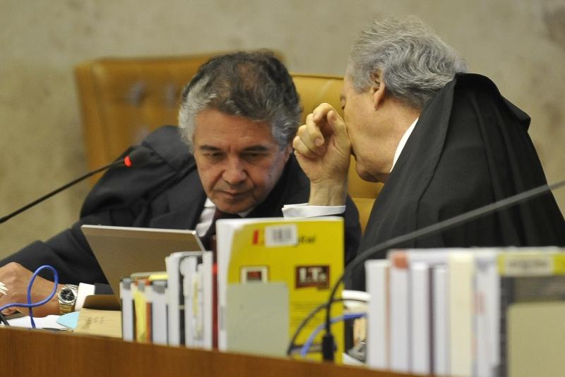 Os ministros Marco Aurélio Mello (à esq.) e Ricardo Lewandowski participam de sessão do STF (Agência Brasil)