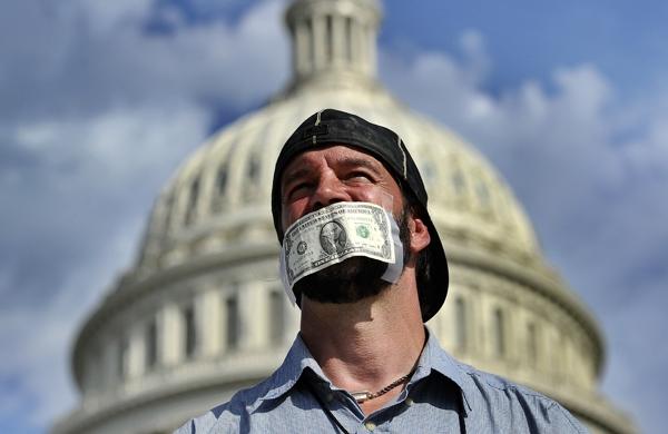 Cidadão faz protesto nos Estados Unidos contra a paralisação dos serviços públicos (France Press)
