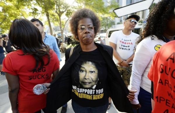 Mulher mostra a estampa do rosto da mãe de Michael Jackson em sua camiseta (France Press)