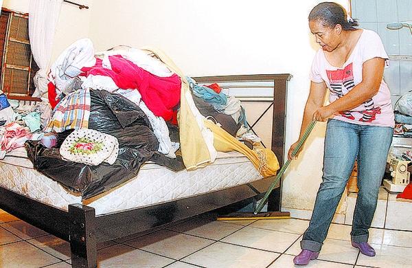 Professora precisou suspender os móveis da casa e fazer a limpeza por causa das fezes  (Del Rodrigues/AAN)