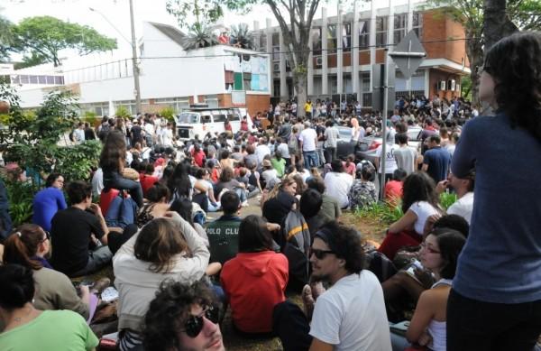Estudantes votam pela manutenção da ocupação da reitoria em assembleia realizada ontem na Unicamp (Edu Fortes/AAN)