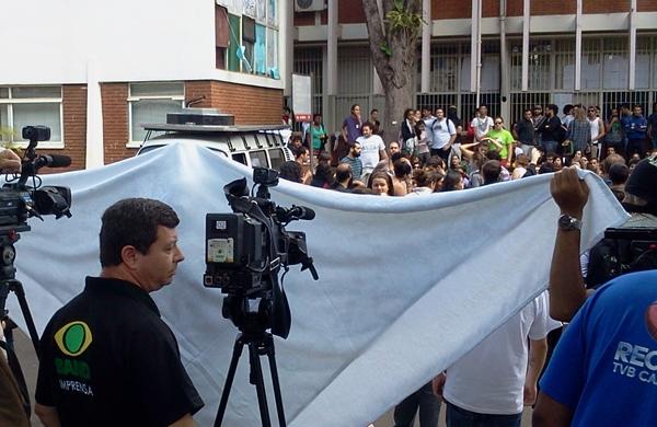 Estudantes impedem imprensa de acompanhar assembleia (Shana Maria Pereira/ Correio Popular)