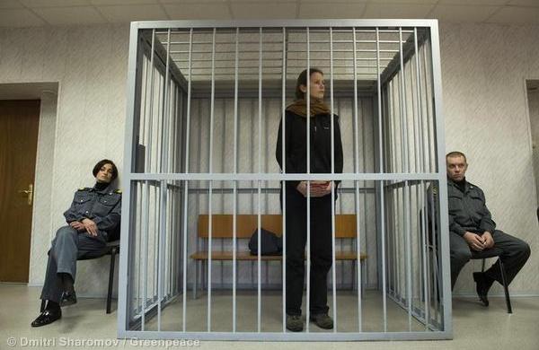 A ativista brasileira Ana Paula Alminhana Maciel na Corte de Murmansk (Divulgação/ Greenpeace)