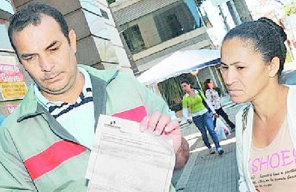 Danilo Carvalho e a esposa Rosalina disseram que não sabiam da paralisação: "perdemos a viagem" (Antonio Trivelin)