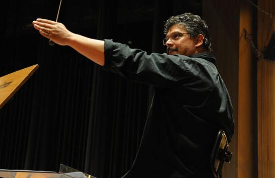 O regente Victor Hugo Toro durante ensaio da ópera 'Joana de Flandres' ( Divulgação)