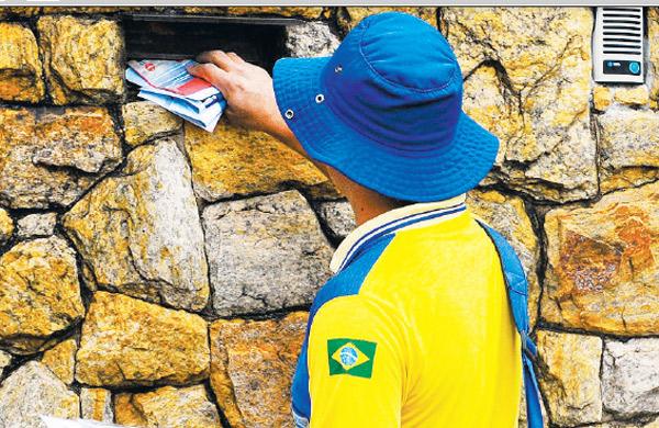 Carteiro faz entrega no bairro São Bernardo, em Campinas: sobrecarga (Elcio Alves/AAN)