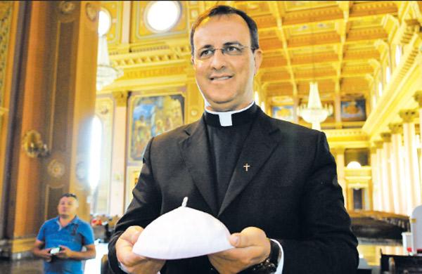 O padre Pedro Leandro Ricardo com solidéu que ganhou do papa Francisco ( Edu Fortes/AAN)