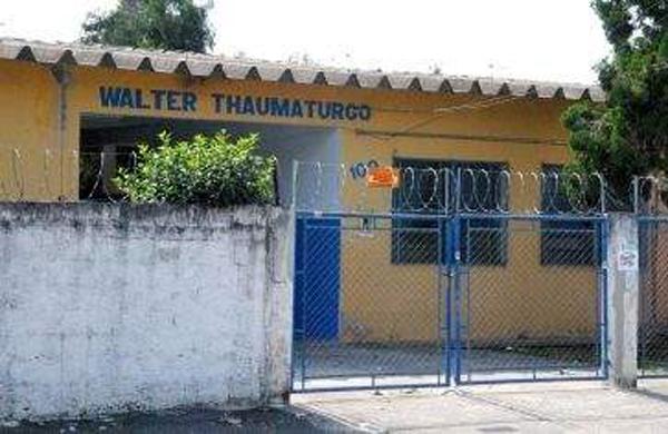 O professor da Escola Professor Walter Thaumaturgo, avisou a diretoria que chamou a polícia ( Reprodução )