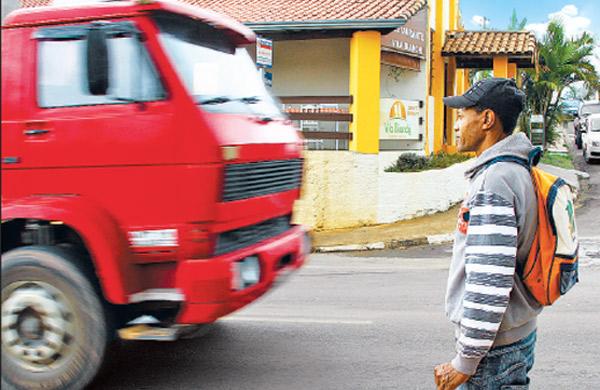 O tratorista Milton Nicácio tenta carona no Centro para voltar até sua casa, a 8 quilômetros de distância ( Janaína Maciel/Especial a AAN )