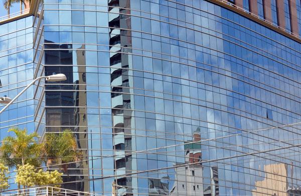 Prédio espelhado na avenida Norte Sul reflete beleza urbana (Dominique Torquato/AAN)