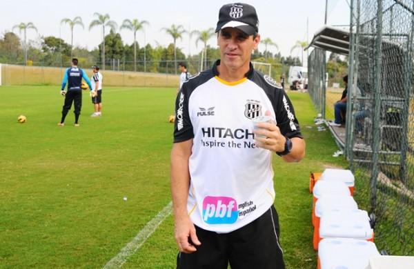 O técnico Jorginho ficou muito feliz ao ver a torcida abraçar o time mesmo passando por um momento difícil no Brasileirão (Elcio Alves/AAN)
