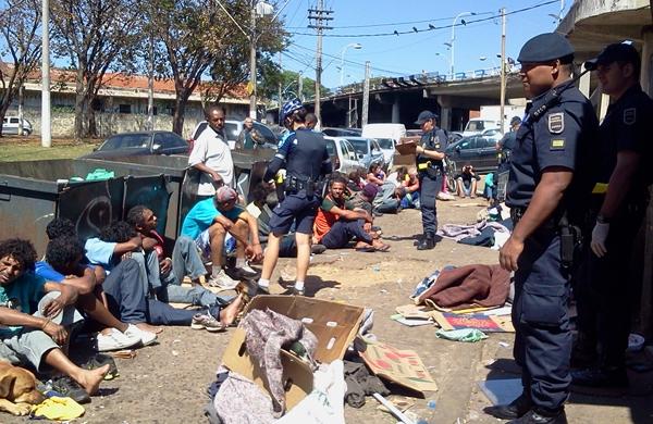Moradores de rua são abordados no Centro de Campinas  (Shana Maria Pereira)