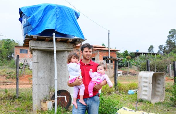 Ivair Gasperin ficou em casa cuidando das filhas Manuela, de 2 anos, e Elisa, 7 meses, para a mulher, Rosiane, ir lavar a roupa na casa de uma amiga (Elcio Alves/AAN)