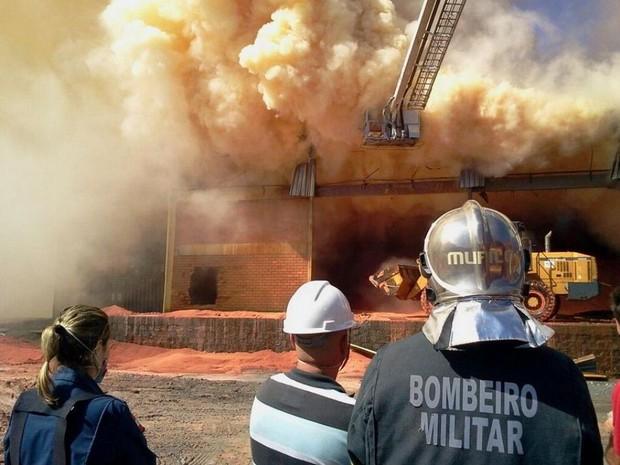 Bomebeiros tentam conter incêndio na fábrica de fertilizantes (Divulgação/Corpo de Bombeiros de SC)