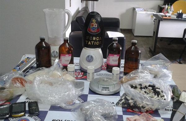 Os objetos apreendidos estavam na casa do pintor (Divulgação/Polícia Militar)