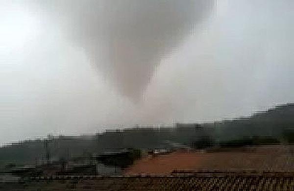 Vídeo publicado no YouTube mostra o início de um tornado em Taquarituba (Reprodução/YouTube)