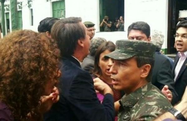 Senador Randolfe Rodrigues (PSOL-AP) alega que levou um soco de Bolsonaro (decostas, de paletó azul) (Agência Brasil)