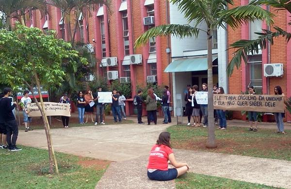 Estudantes protestam com faixas e cartazes em frente a reitoria da Unicamp (Dorinaldo Oliveira/ Correio Popular)