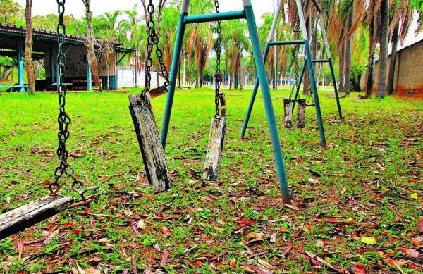 Praça abandonada no bairro 31 de Março; Lote 1 do contrato prevê a manutenção de praças e parques públicos ( Leandro Ferreira/AAN)