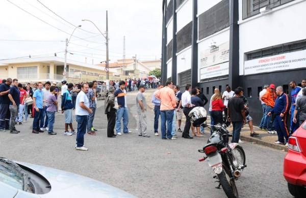 Torcedores da Ponte Preta enfrentam fila para comprar ingresso contra o Pasto, da Colômbia (Elcio Alves/AAN )