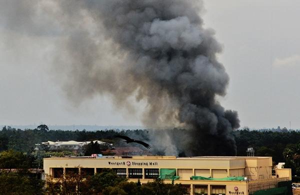 Coluna de fumaça sai de telhado do shopping de luxo de Nairóbi, no Quênia (France Press)