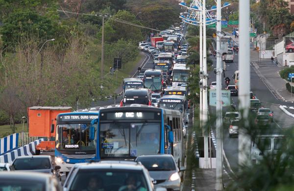 Motoristas precisaram de muita paciência para superar o trecho na saída de Campinas ( Leandro Ferreira/AAN)