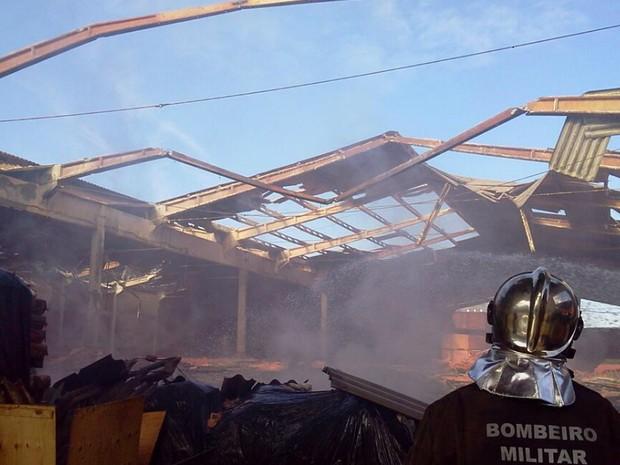 Bombeiro observa o galpão onde ocorreu o incêndio químico em depósito de fertilizantes em São Francisco do Sul (Divulgação/Corpo de Bombeiros Militar de Santa Catarina)
