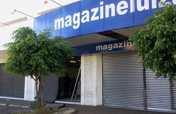 Porta da loja ficou destruída na ação; prejuízo não foi contabilizado (Dorinaldo Oliveira/ Correio Popular)