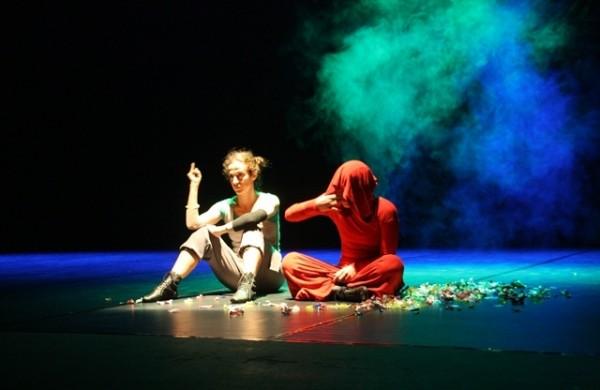 Cena do espetáculo de dança 'Procura-se Elenita Queiroz II', do Grupo das Excaravelhas ( Divulgação)