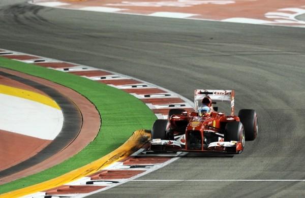 Piloto da Ferrari, Fernando Alonso durante GP de Cingapura (France Press)